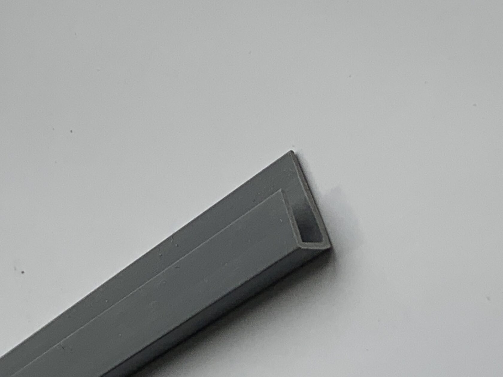 Купить резиновый торцевой профиль 3мм для скинали