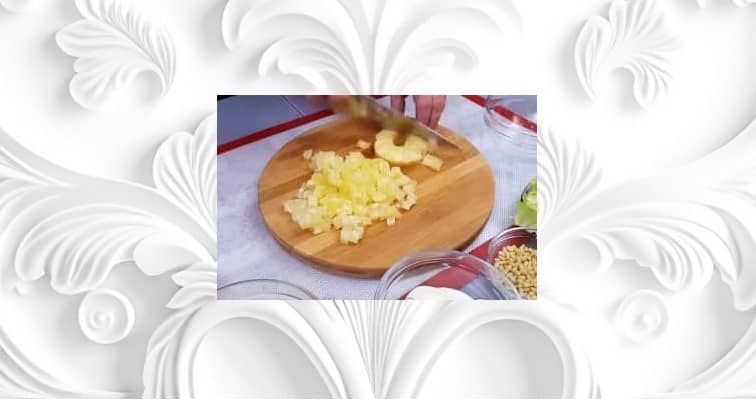 Приготовление салата «Буржуйский» с ананасами и курицей: шаг 3