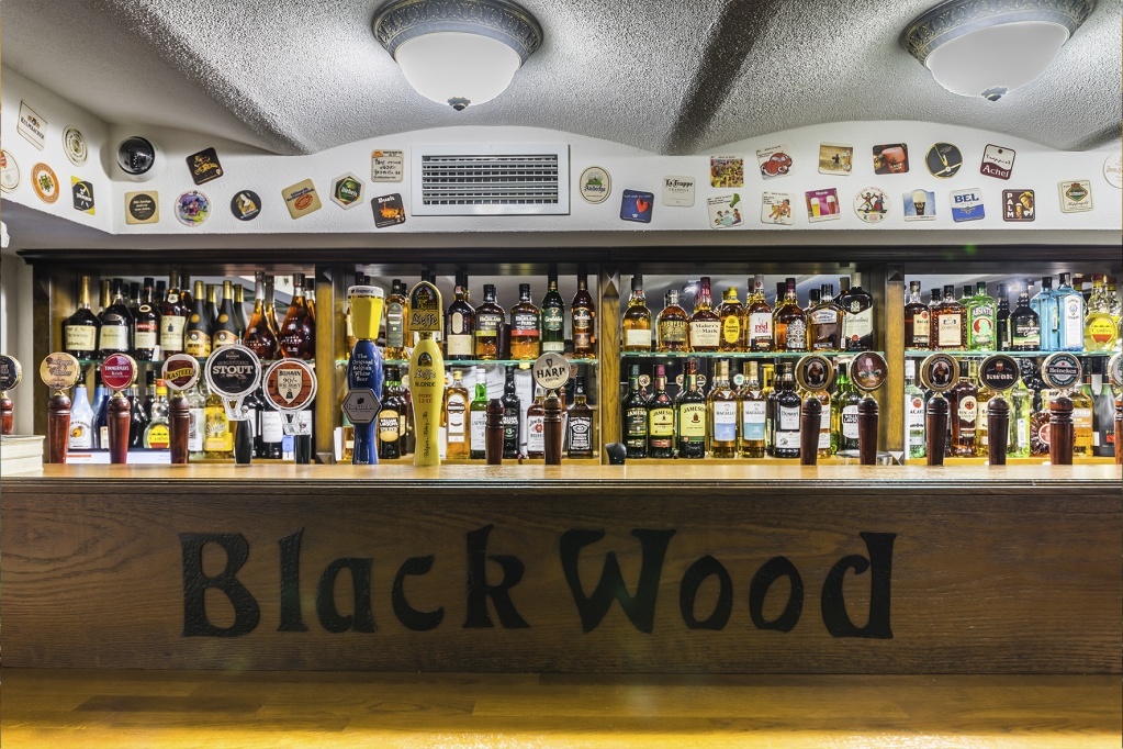 Барная стойка BlackWood с вывеской и стеной виски