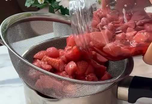 Приготовление клубничного ликёра в домашних условиях: шаг 5