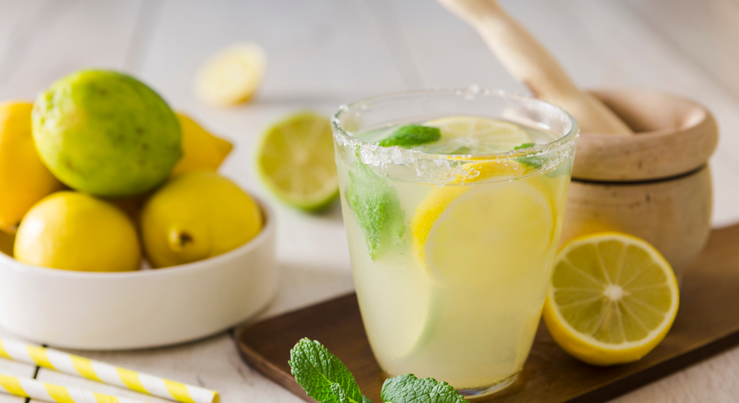 Рецепт лимонада из лимона и мяты. Лимонад ягодный лайм. Лимонад с мятой. Домашний лимонад. Освежающий домашний лимонад.