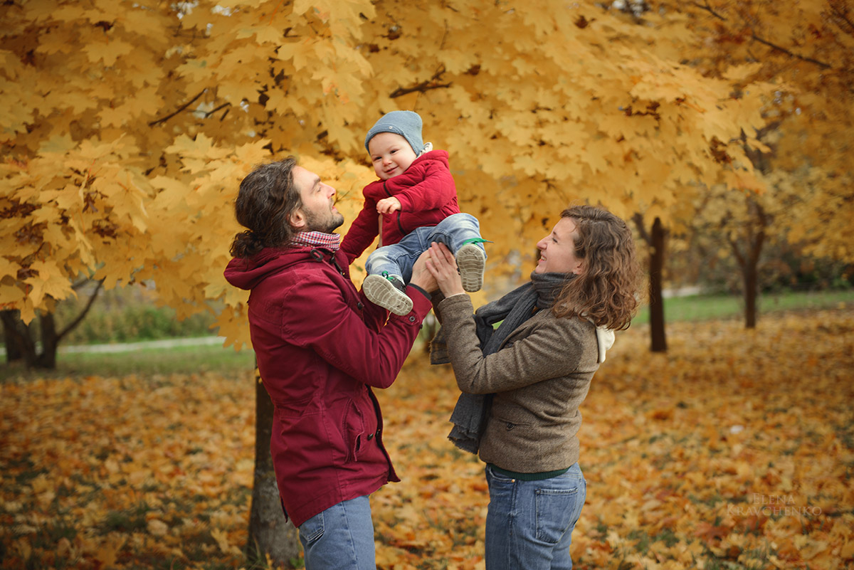 Осень другая семья. Осенняя фотосессия семейная. Семейная фотосессия осенью. Семейная фотосессия на природе осень. Семейная фотосессия осенью на природе.