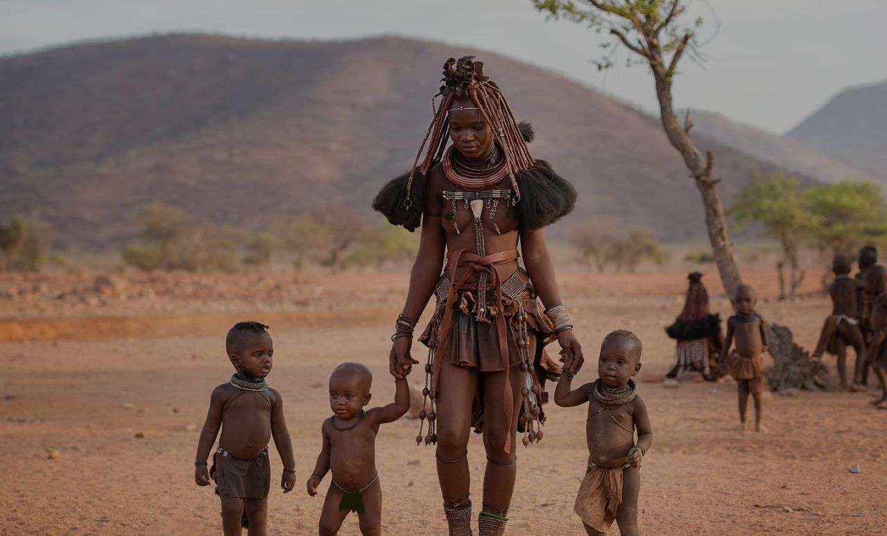 Tribe himba pro. Племя Химба. Химба Намибия. Племя Химба в Африке. Семья племя Химба.