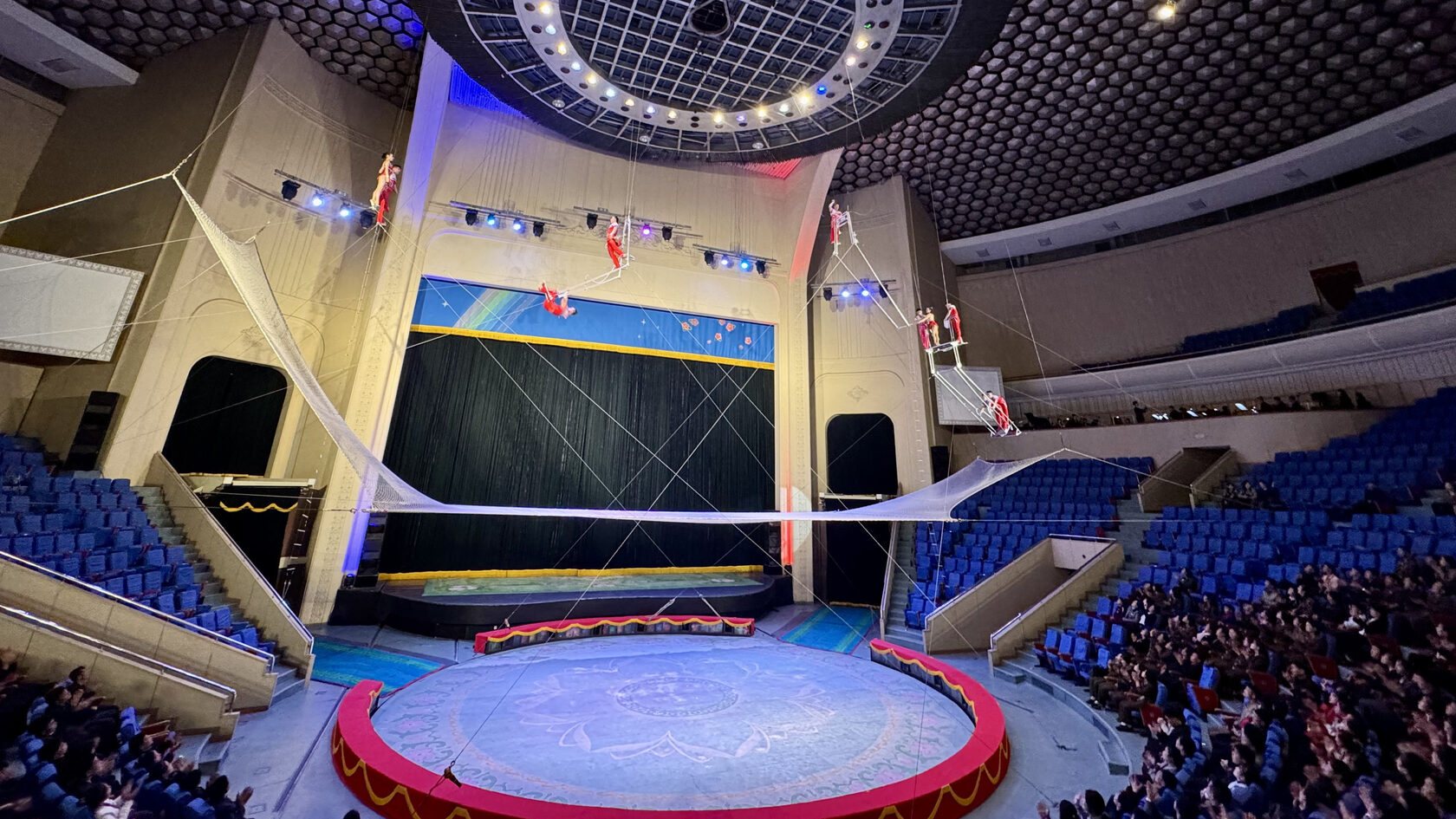 Цирк. Пхеньян. КНДР (Северная Корея)