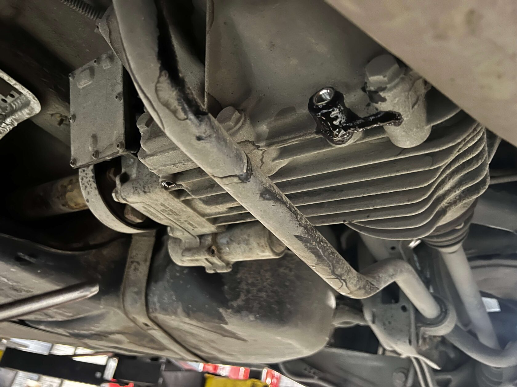 Сливаем масло с заднего редуктора