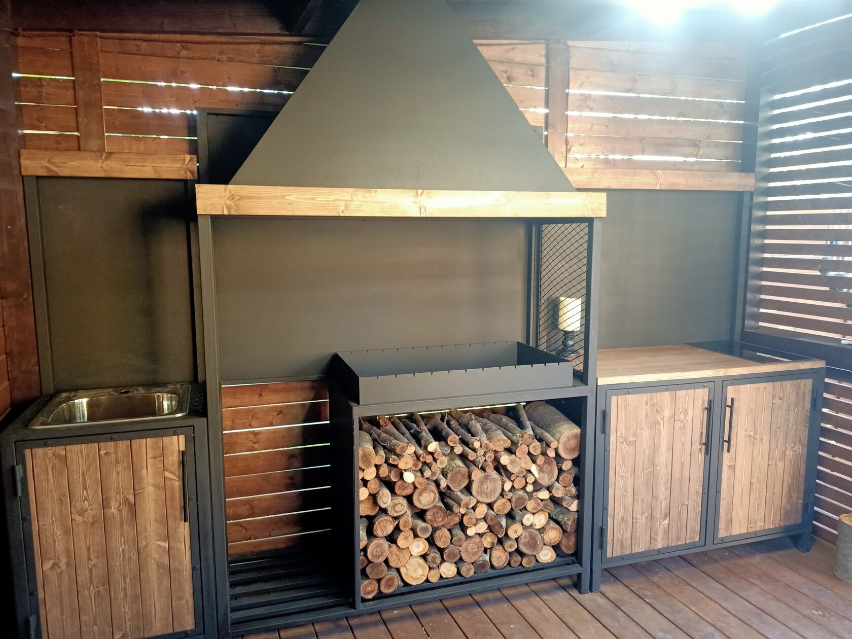 Мангальная зона с дровницей и рабочей зоной по индивидуальным размер