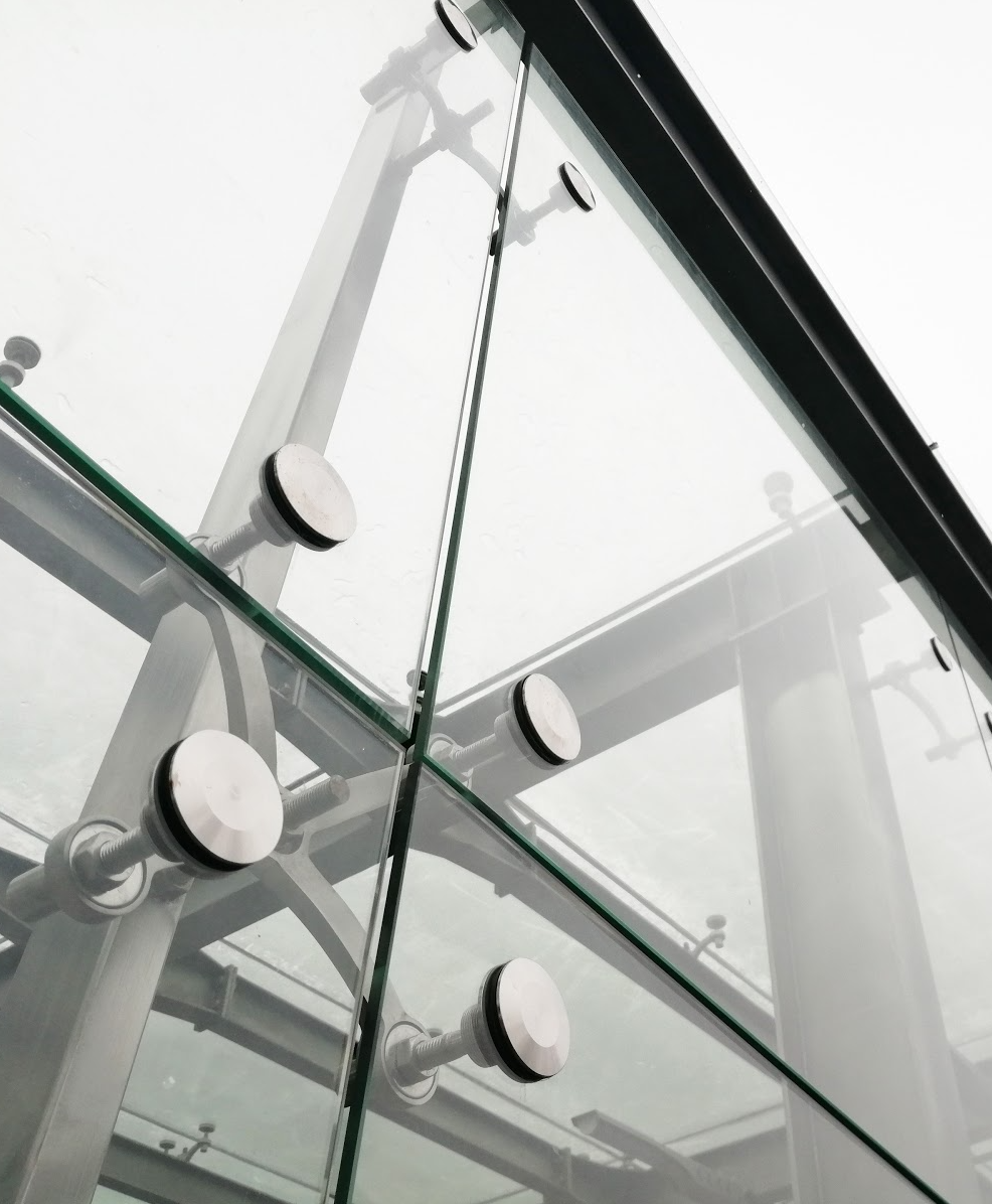 Стеклянный козырек над входом фото