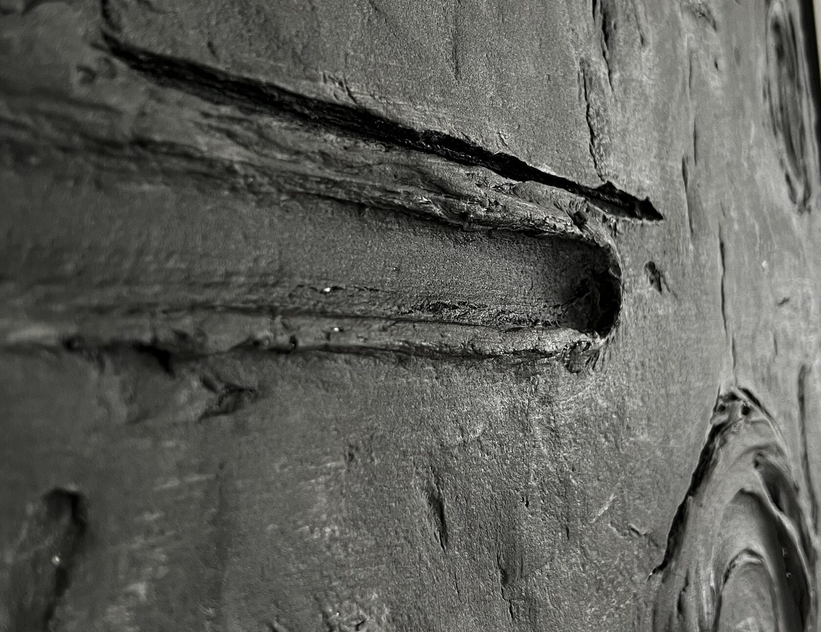 Черная рельефная картина близко