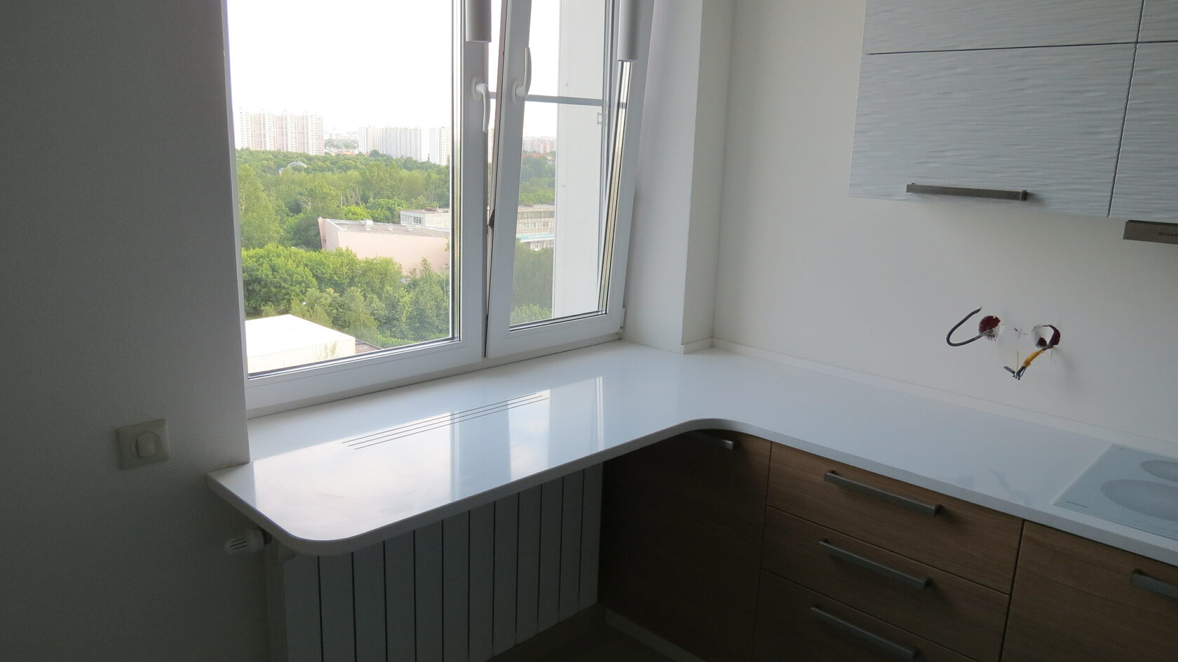 Кухонный стол совмещенный с подоконником