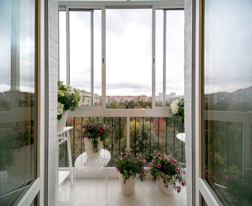 Большие окна на балконе