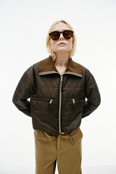 Зимняя женская куртка в цвете хаки. GATE31 — это минималистичный бренд верхней одежды из Санкт–Петербурга