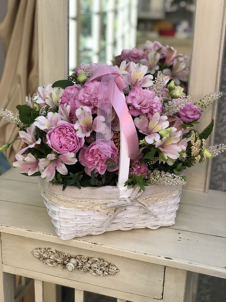 букет цветов в корзинке с флористической губкой. корзины с фруктамиицаетами. оазис в цветочных композициях схема. корзинка цветов маленькая. композиция из роз в горшке.
