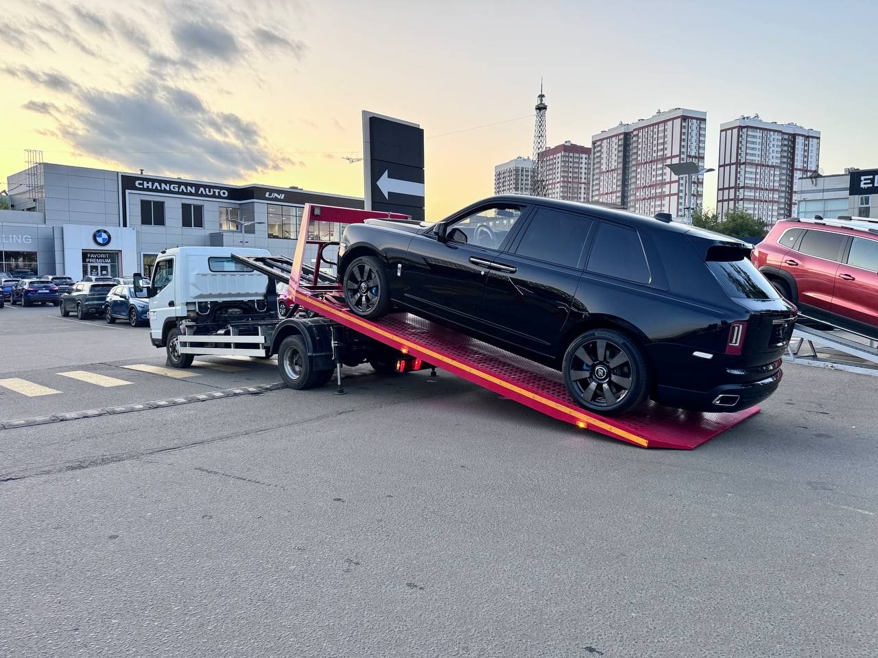Десятки тысяч премиальных авто эвакуировали в Москве