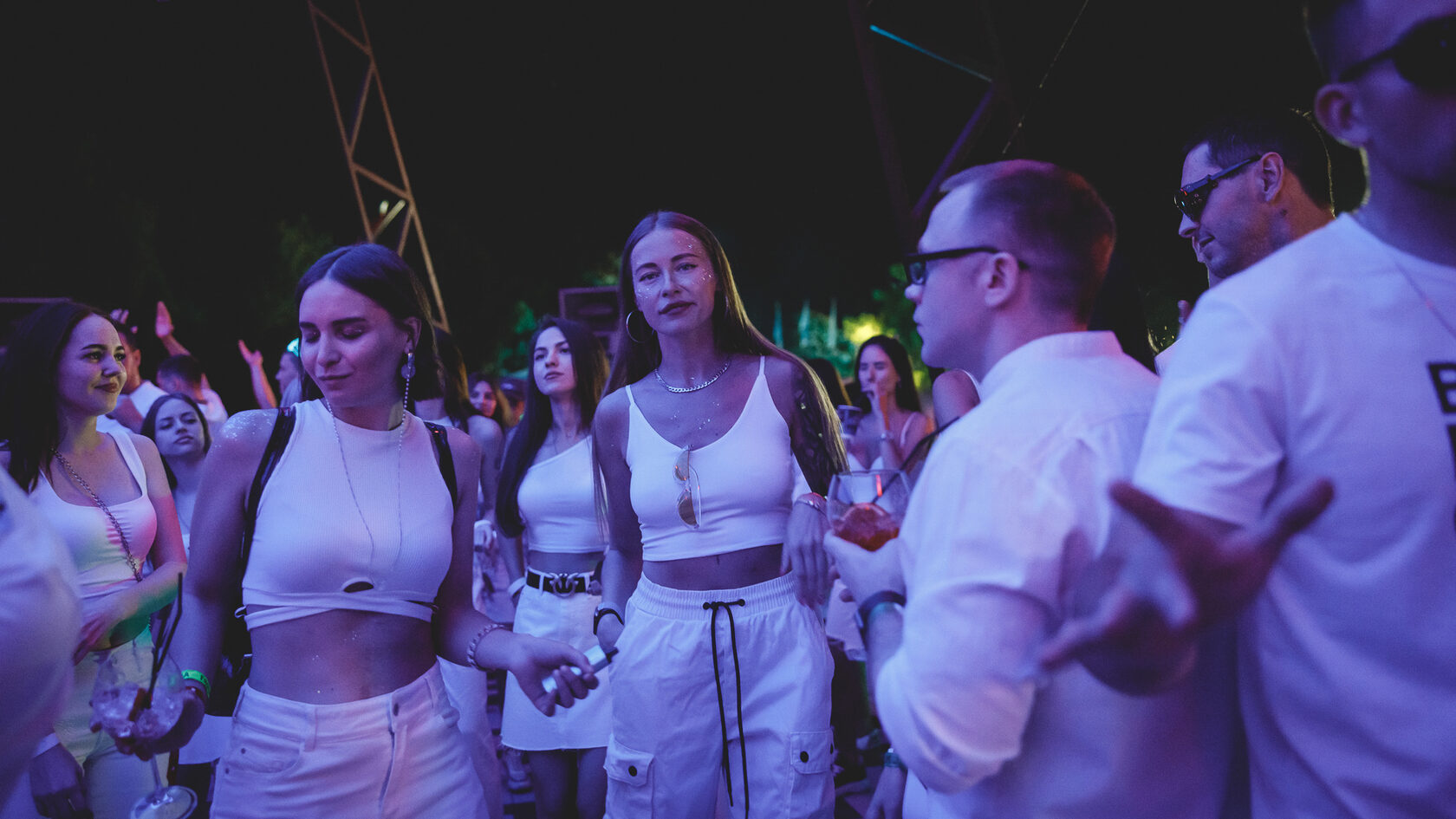 White party 2024 москва. Вайт пати эмбарго 2023. Белая вечеринка. Эмбарго Ростов-на-Дону белая вечеринка.