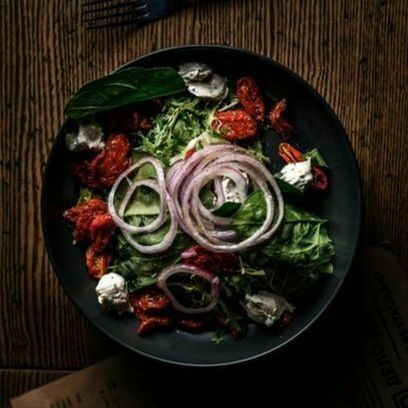 自制奶酪和晒干西红柿沙拉