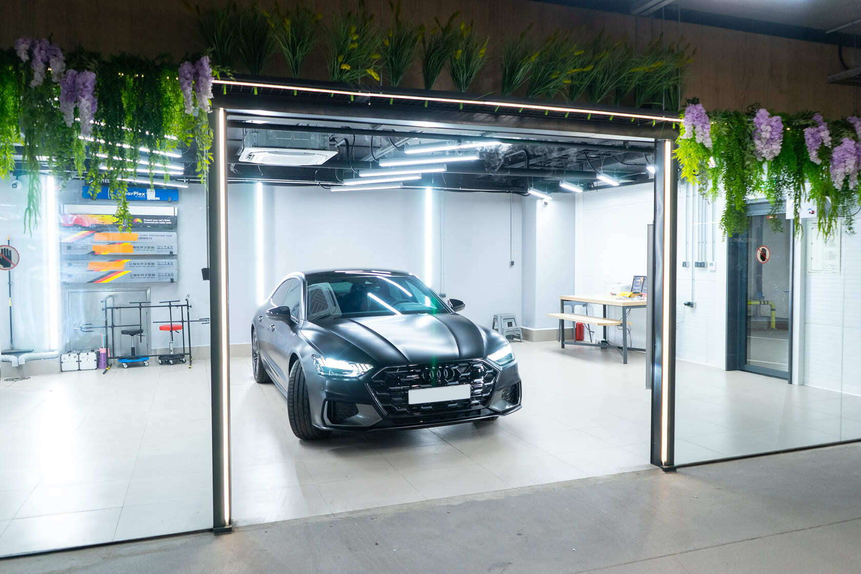 Оклейка молдингов окон Audi черной глянцевой пленкой в СПб