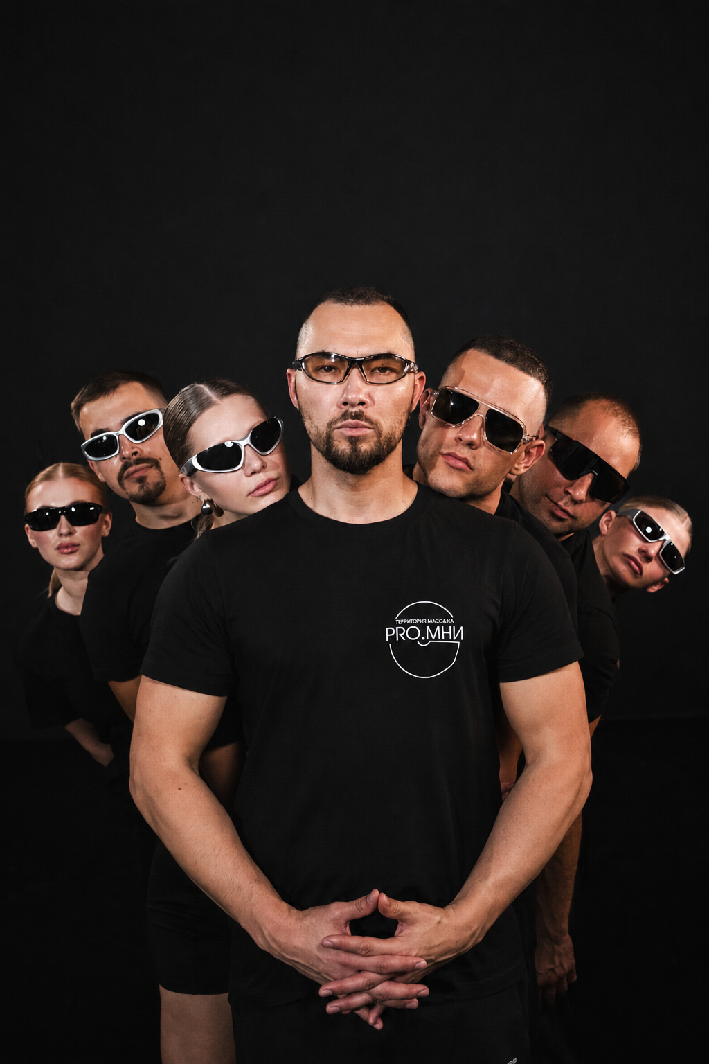 Команда PRO.МНИ в фирменных футболках - общий портрет со съёмок