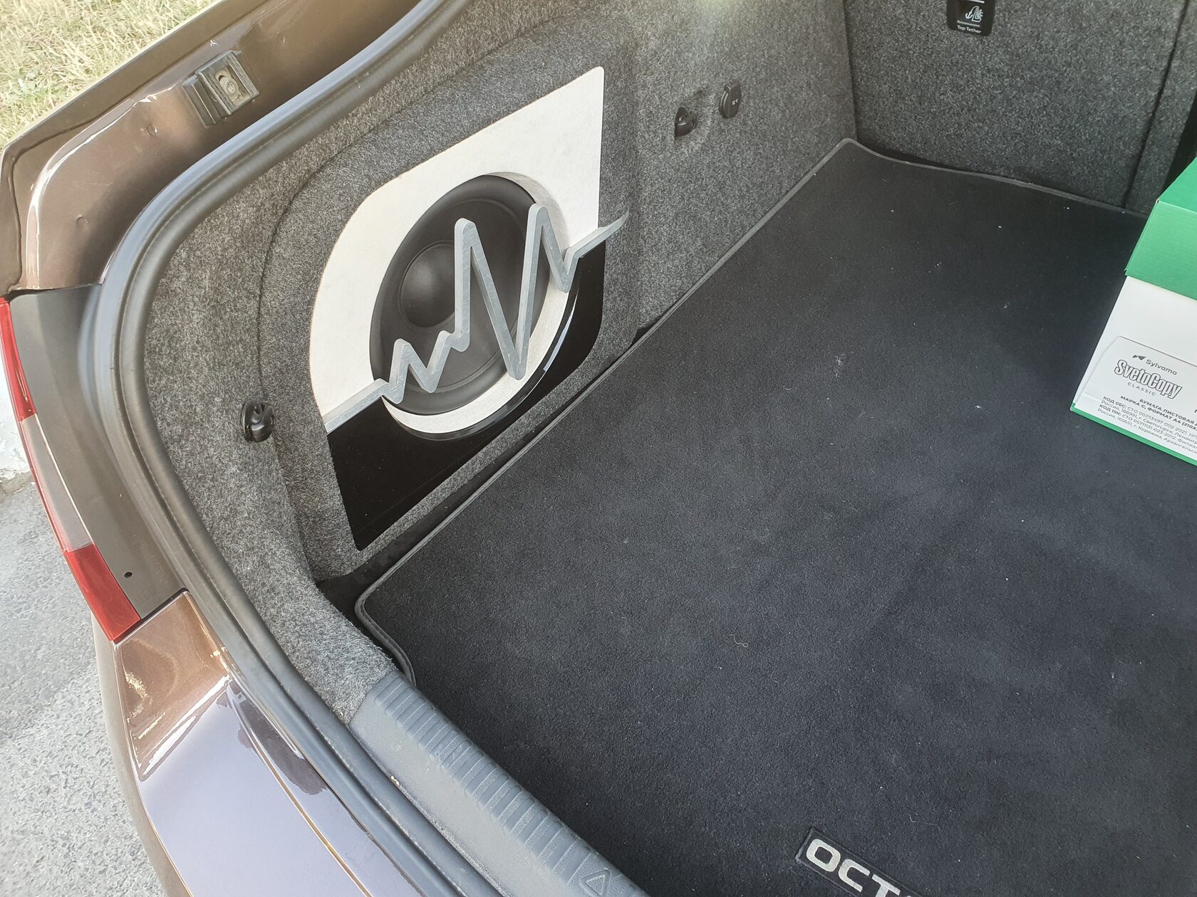 сабвуфер стелс skoda octavia a7