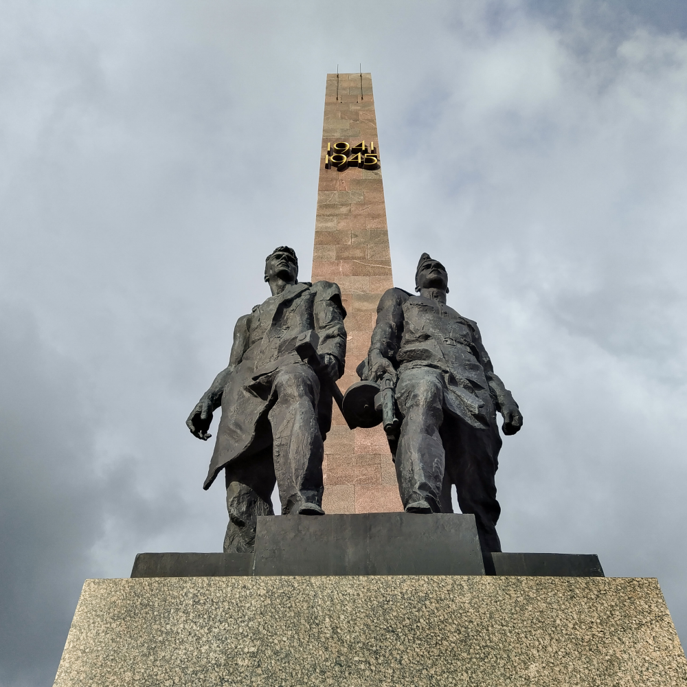 the victory square in saint petersburg monument to defenders