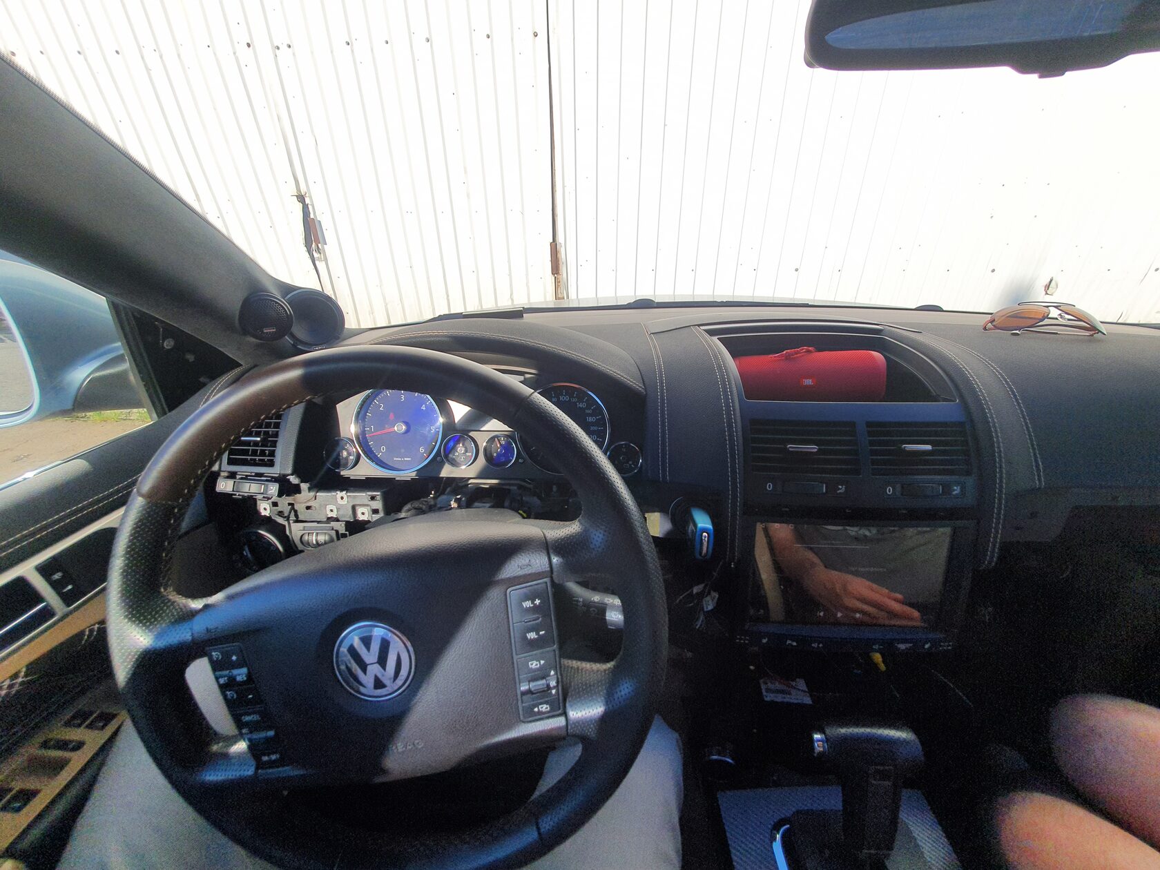 устанвока автозвука volkswagen touareg