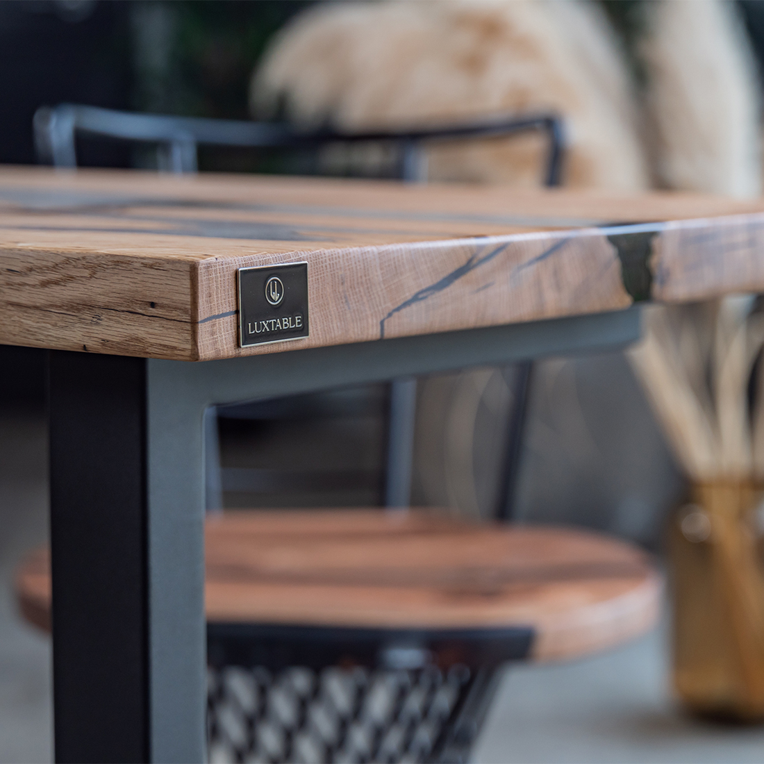 Epoxidharz Tische Alagoas aus europäischem Nussbaum und hellblauem Epoxidharz mit Metallic Effekt