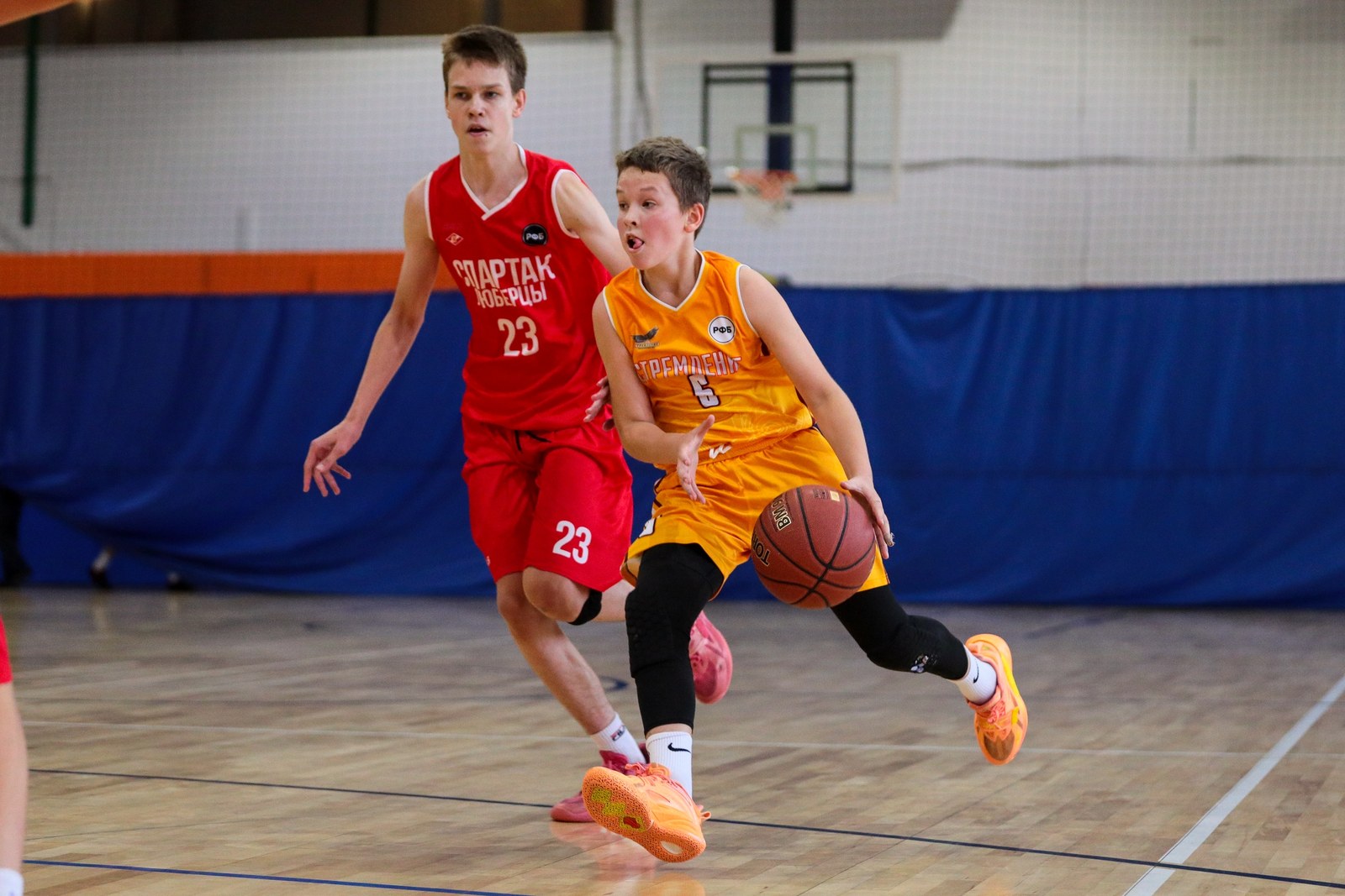 Игрок клуба «Стремление» уходит с мячом от защитника на турнире Moscow Pro Basket