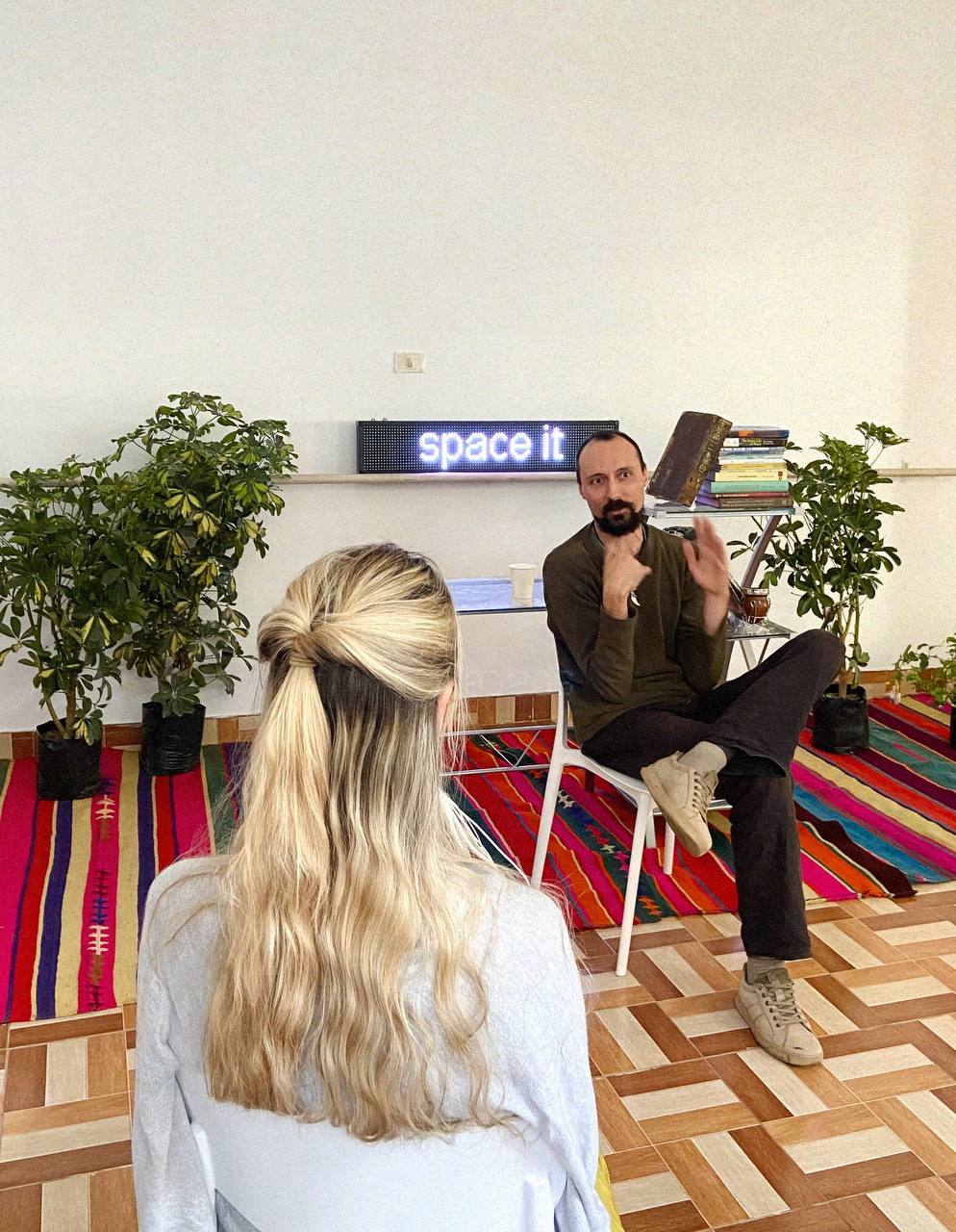 A speaker sharing ideas with visitors at domperú
