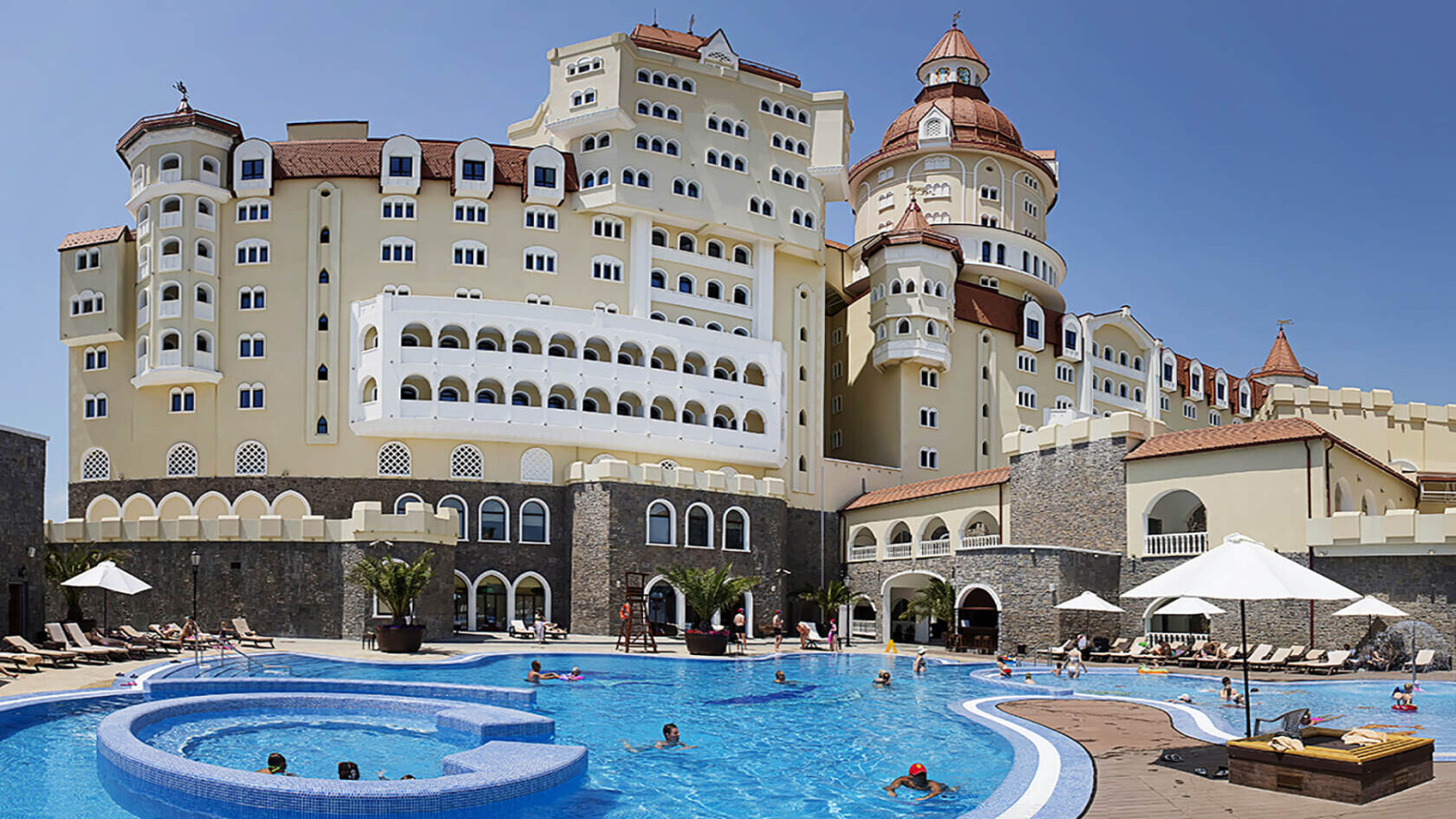 Территория отеля Богатырь в Сочи Парк