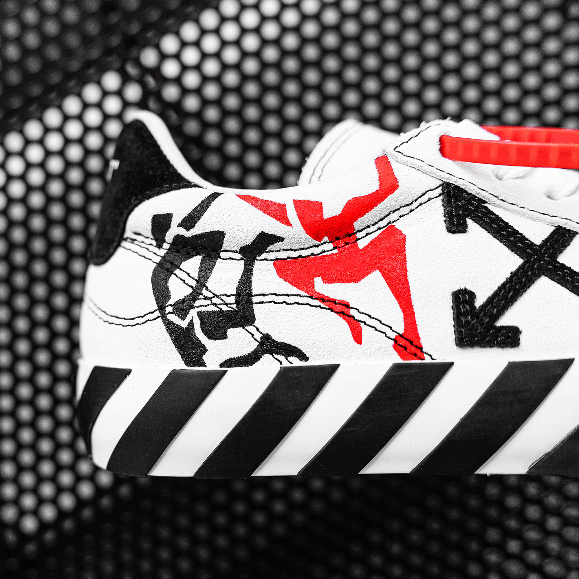 Кастом тиража кроссовок off-white. Автор Алексей Бархан.