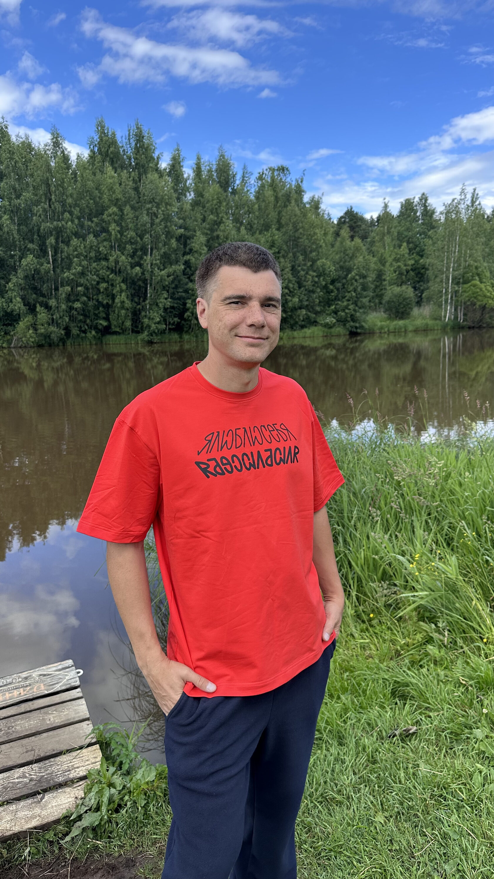 футболка красная с принтом