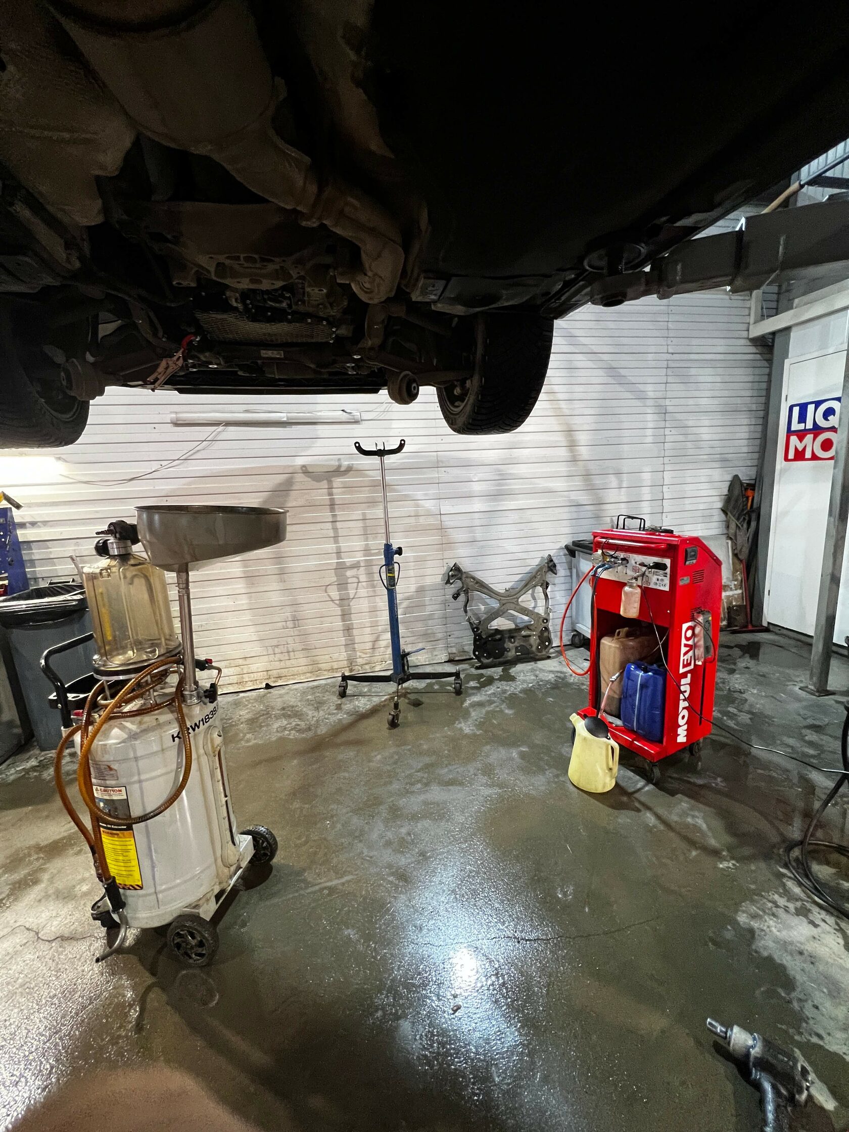 Процесс заправки нового масла