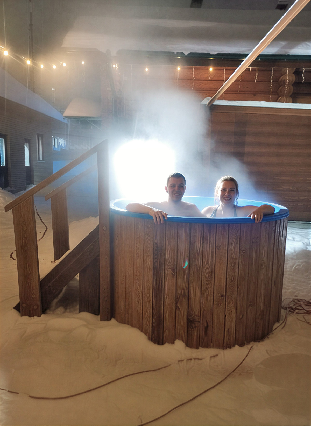 Купель на территории бани в Люберцах - деревянная купель - Богатырские бани