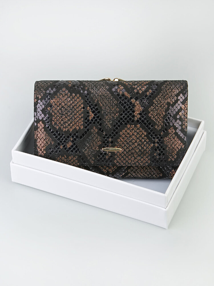 Кошелек в три сложения женский. Изделие выполнено из натуральной кожи. Имеет несколько отделений. Закрывается на магнит.