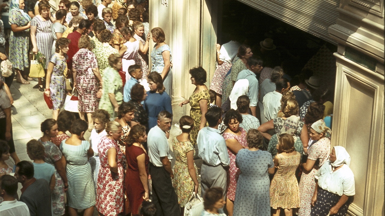 Очередь в вещевой отдел ГУМа в середине 1970-х годов.