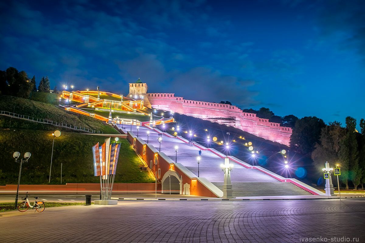 С Нижне-Волжской набережной открывается потрясающий вид на Чкаловскую лестницу — одну из самых длинных в России