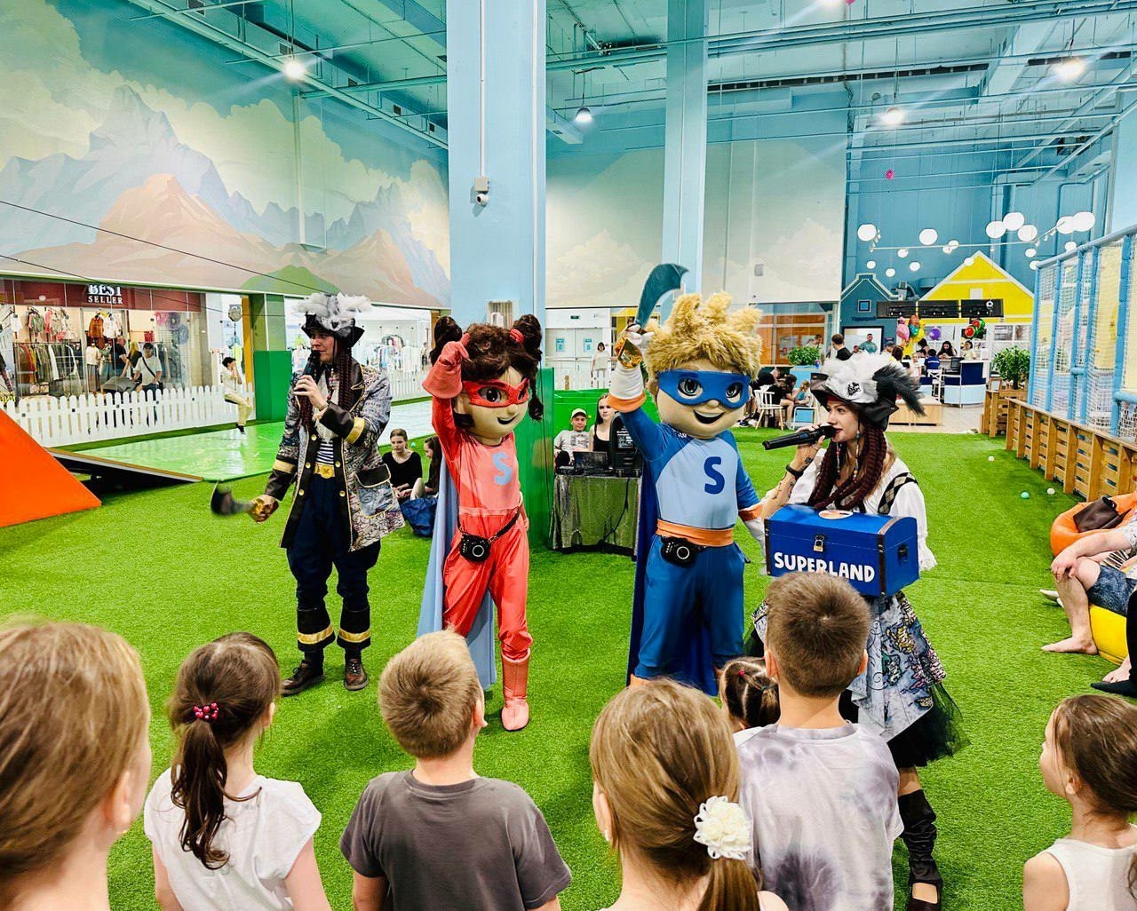 Дети на детском дне рождении в парке развлечений Суперленд