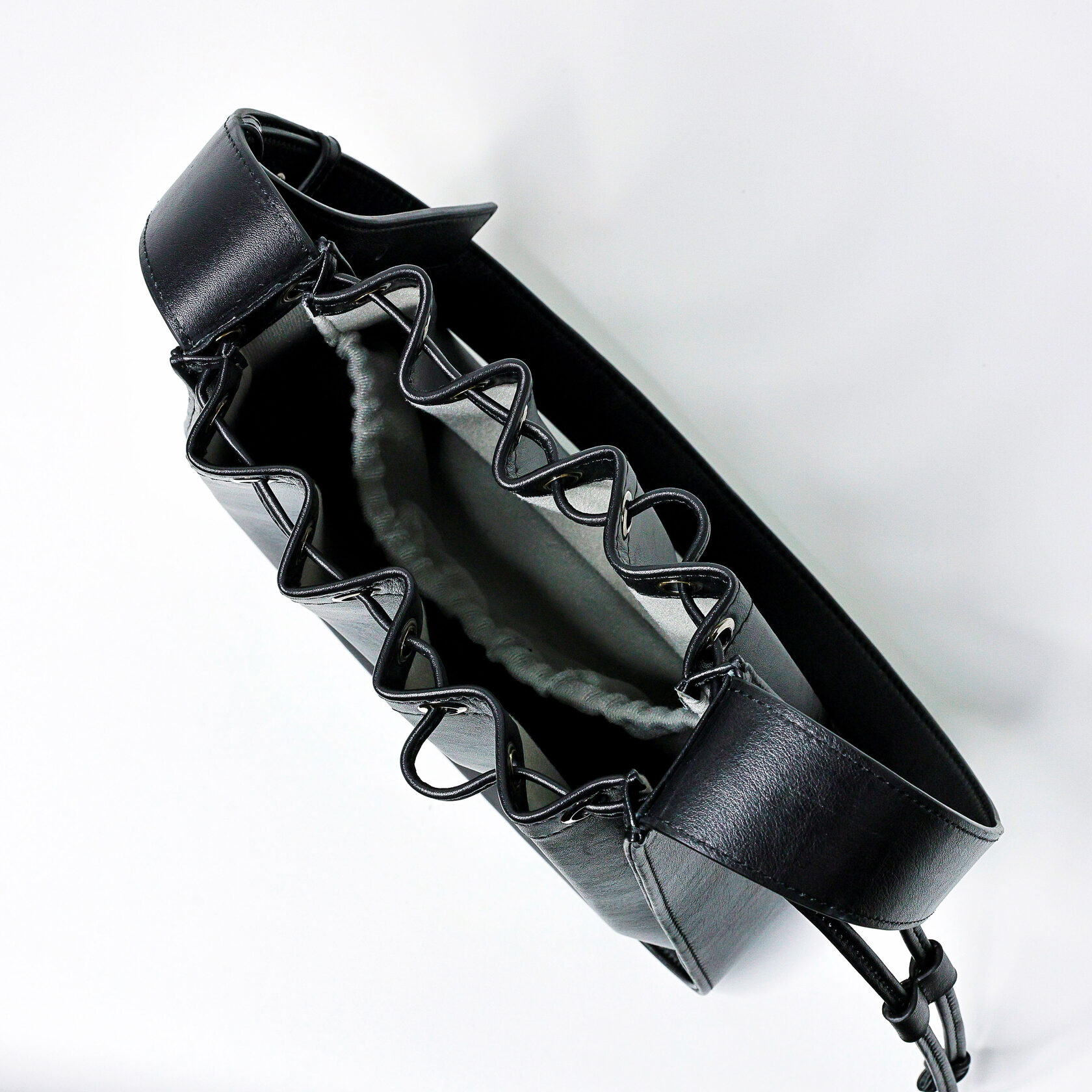дизайнерская сумка Drift архитектурной формы черного цвета из натуральной кожи