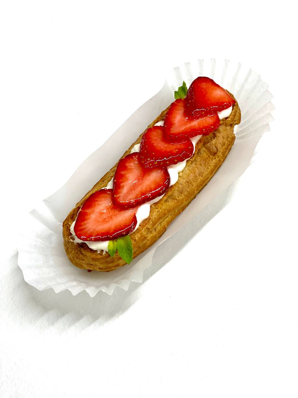 Клубничный эклер из кондитерской