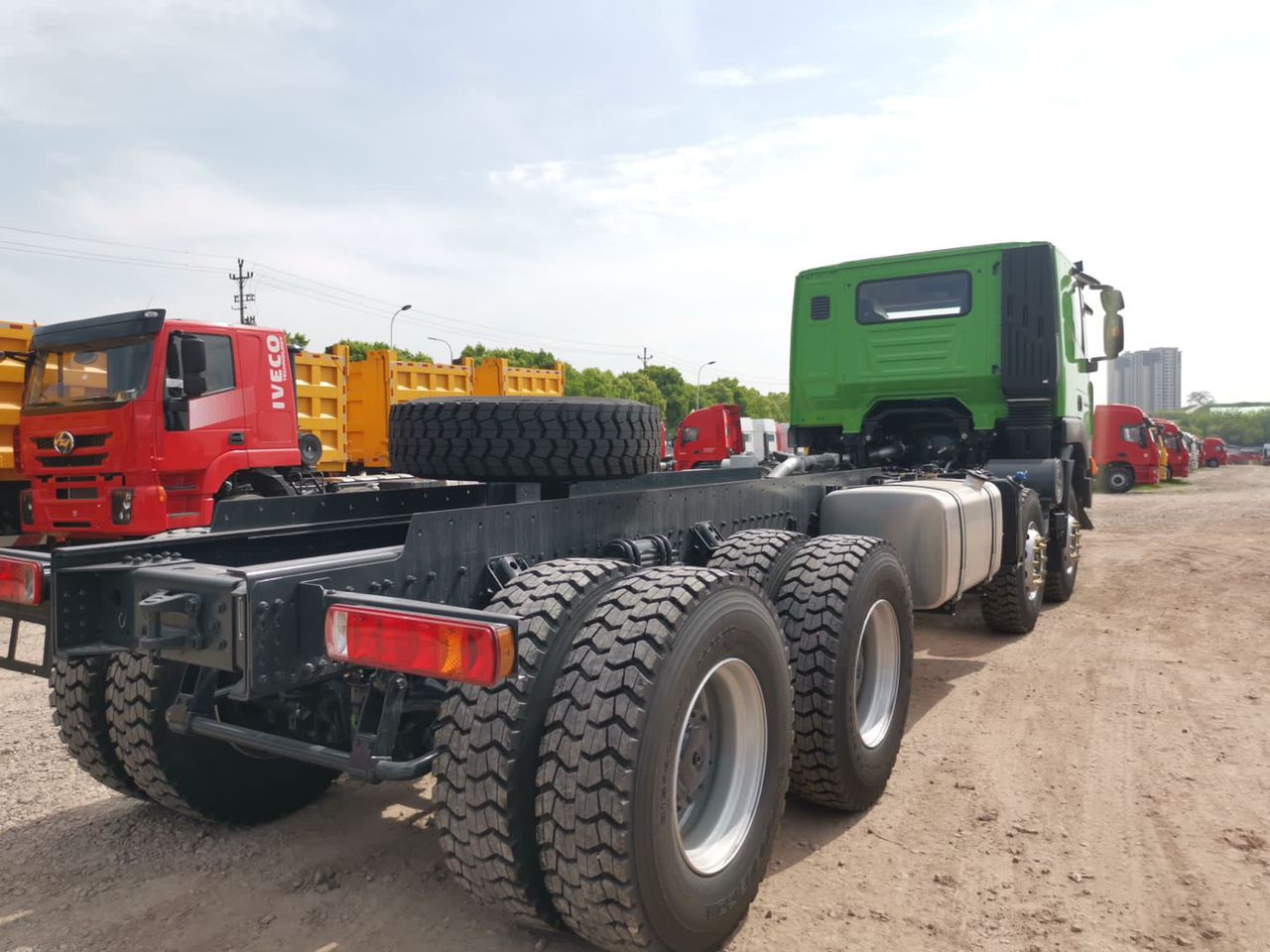 Hongyan 8х4 cq3406hv39. Шасси faw 3250. Шасси мерседес актрос 8х4. Шасси 8х4. Шасси камаз 5 осей.