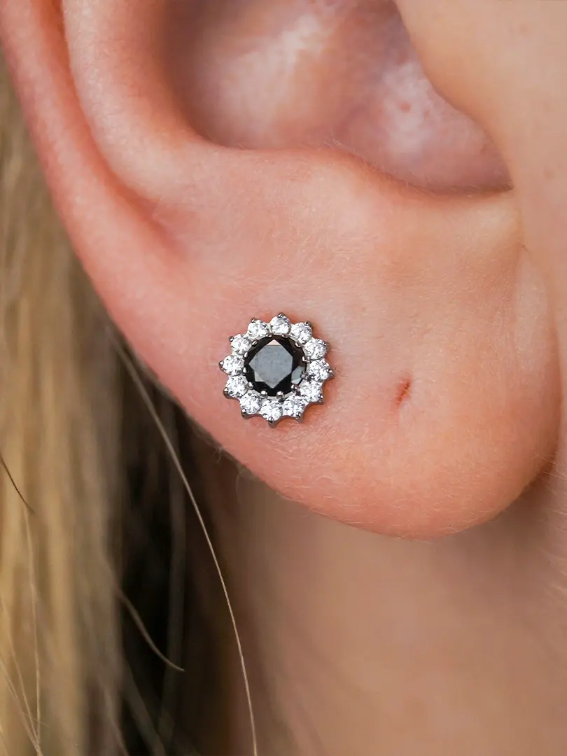 Пирсинг мочки уха крупным планом