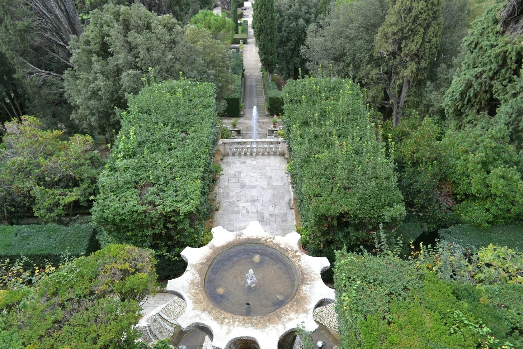 Фонтан Биккьероне, вид с балкона с фонтаном «Триподия», вилла д`Эсте, Тиволи, Италия