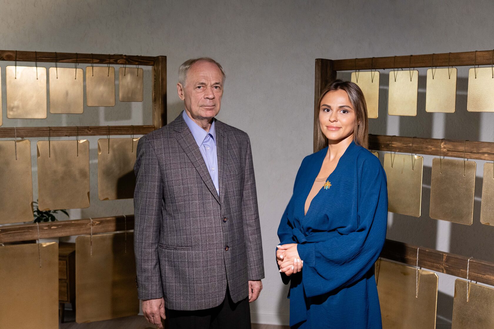 Александр Жихарев и Марина Фурсова среди плоских колоколов