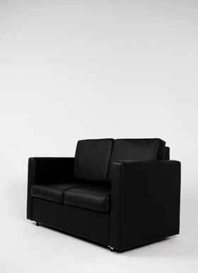 Стул с шарами на белом фоне в зале CYCLORAMA в фотостудии в Липецке