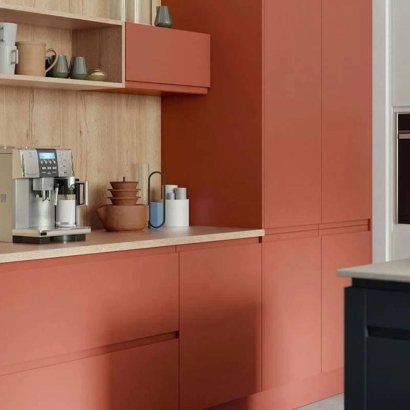 Терракотово-розовый и кремовый в фасадах кухни