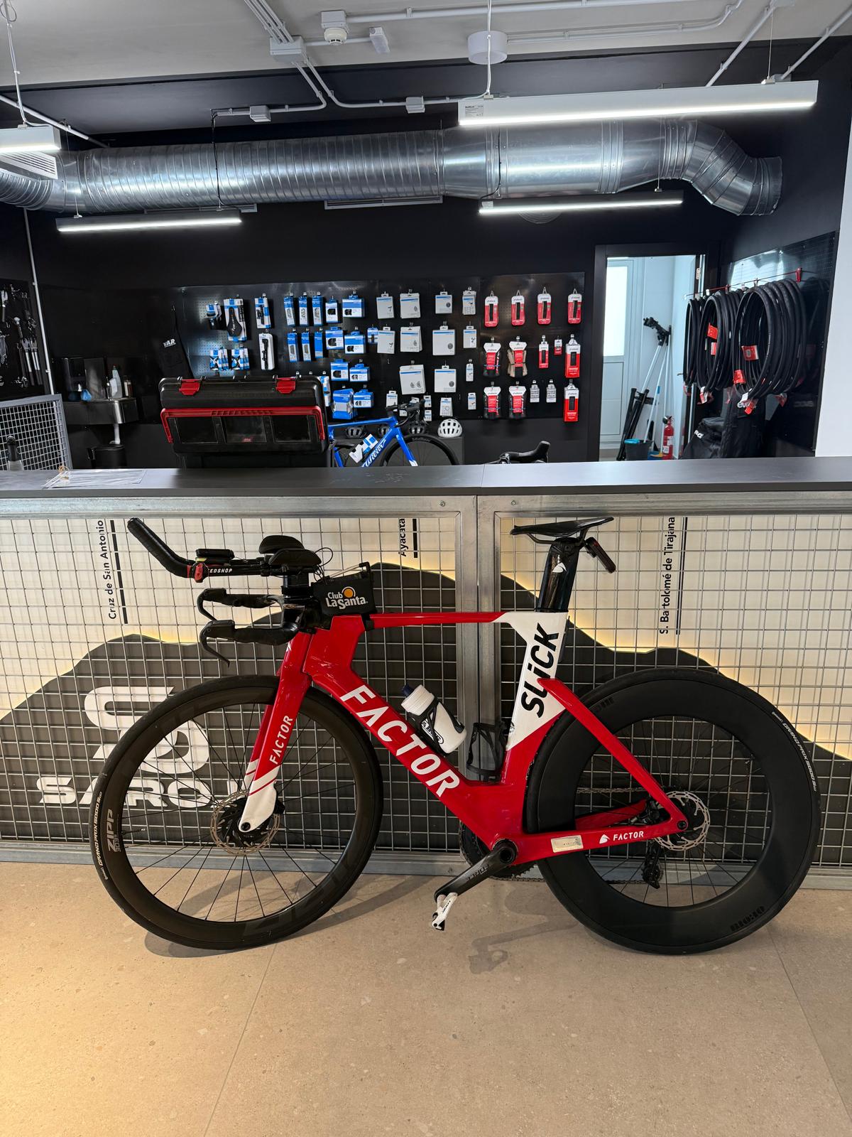 Bici da triathlon TT Factor appoggiata nel negozio Saroje Bike a Gran Canaria.