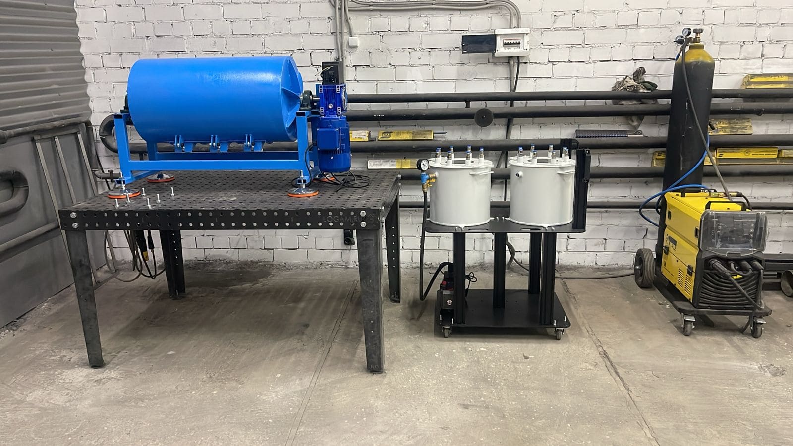 Стенд с оборудованием для вакуумирования и емкостями под давлением в производственном цехе