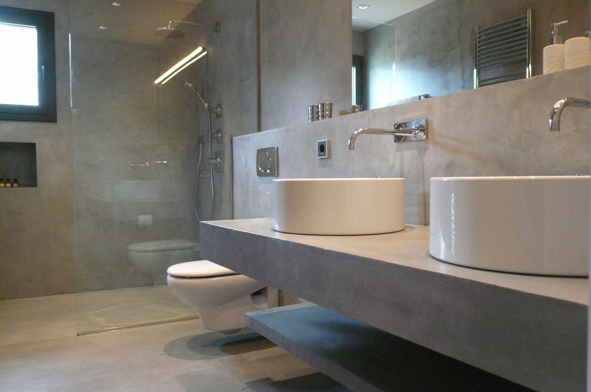 Столешница из художественного бетона в ванной комнате 