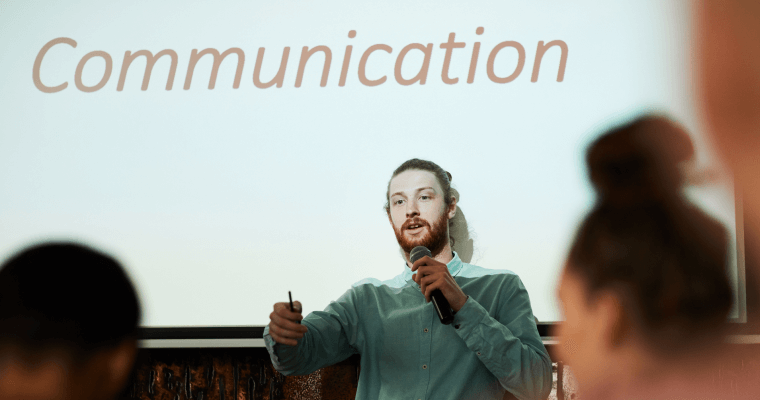 рыжий парень с бородой выступает