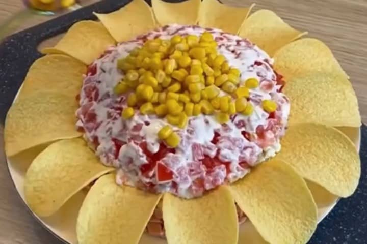 Приготовление салата «Подсолнух» с чипсами: шаг 5