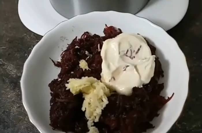 Приготовление слоёного салата со шпротами и свеклой: шаг 9